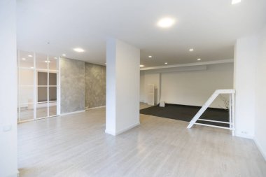 Parlak boş ofis içi, beyaz büyük ofis alanı.