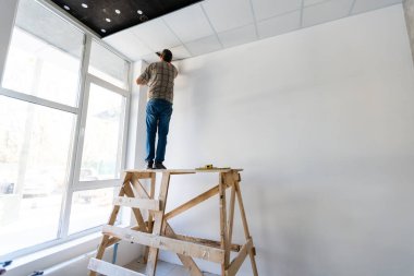 Yeni dairenin tavan profilini işçiler belirledi.
