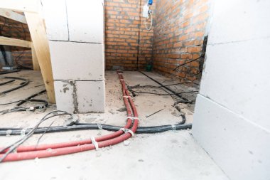 Binadaki kabloların tamiri. Elektrik kabloları, kablolar, bina duvarındaki soket, ev onarımı. kablolar.