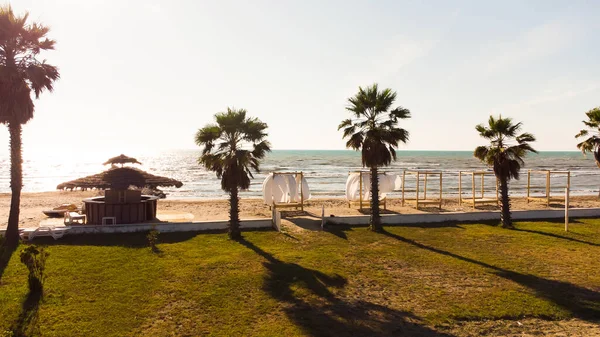 Hermosa playa para unas vacaciones en Albania. Mar Adriático. — Foto de Stock