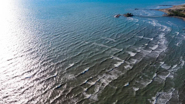 テクスチャ波砂のビーチのトップビュー. — ストック写真