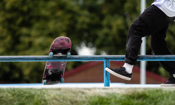 Skateboarder voert een truc uit in de stad. — Stockfoto