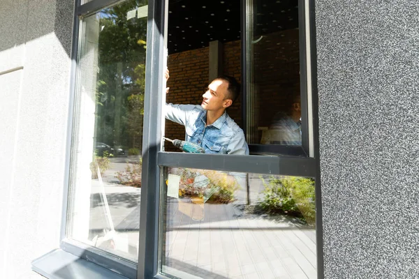 Trabajador masculino instalando ventana en plano, primer plano —  Fotos de Stock