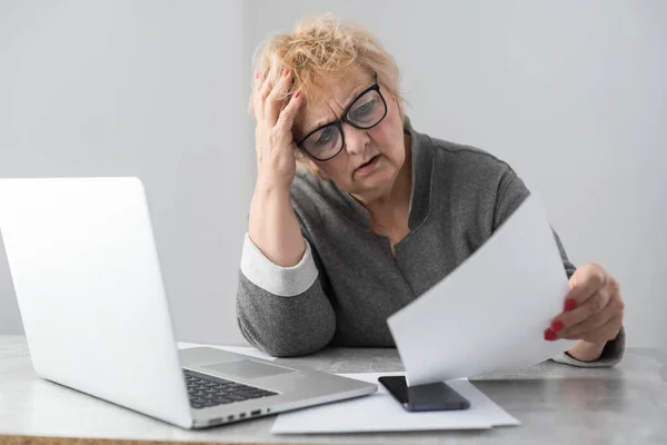 Gepensioneerde leest ontelbare kranten en is zeer gericht — Stockfoto