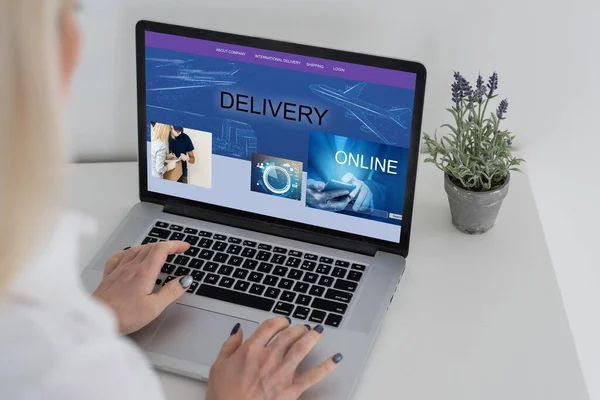 Levering pictogram op laptop toetsenbord. Online winkelen, e-commerce en retail sale concept, levering voor klanten bestellen dingen van retailers websites via internet — Stockfoto