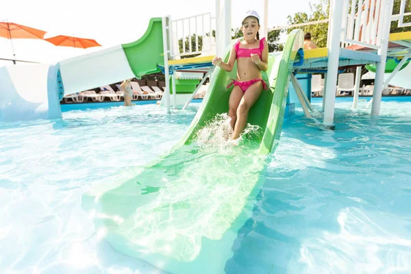 Deux filles éclaboussent dans une piscine extérieure en été. Enfants heureux, soeur jouer, profiter du temps ensoleillé dans la piscine publique — Photo