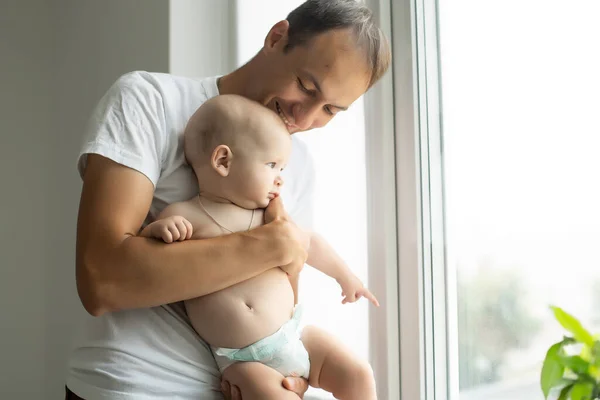 Fader hemma med det nyfödda barnet — Stockfoto