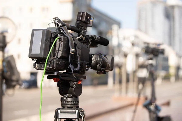 Operator kamery wideo pracujący ze swoim sprzętem — Zdjęcie stockowe