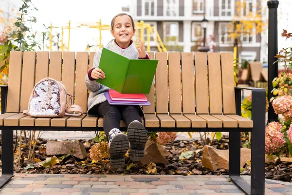 Schoolclub. Modern onderwijs. Privé-onderwijs. Tiener met rugzak. Stijlvol lachend schoolmeisje. Meisje weinig modieuze schoolmeisje dragen rugzak school gebouw achtergrond. Schoolmeisje dagelijks leven. — Stockfoto