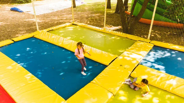 Divertimento per bambini sul trampolino da giardino — Foto Stock