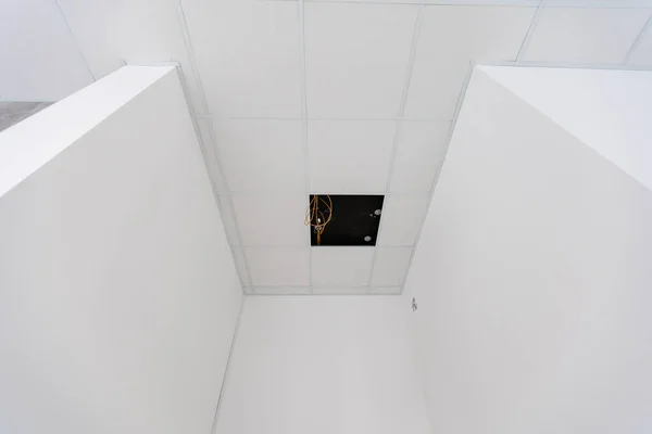 Biały sufit w biurze. Biały sufit dobrze odbija światło. Odpowiednie światło w pracy. Streszczenie puste białe biuro przestrzeni wewnętrznej. przestrzeń kopiowania. — Zdjęcie stockowe