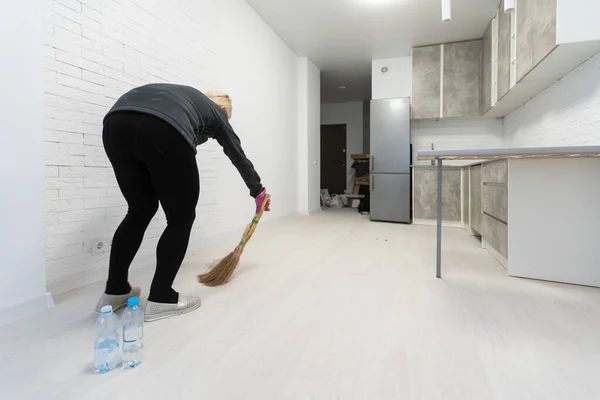 Limpieza de la señora en la habitación después de la renovación — Foto de Stock