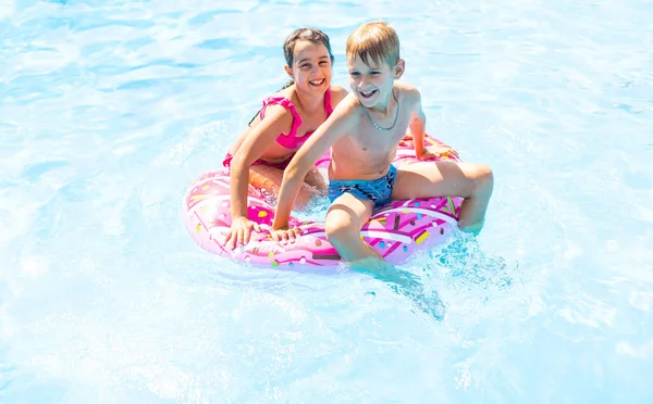 Felices amigos saltando en la piscina en las vacaciones — Foto de Stock