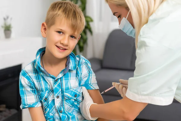 Vrouwelijke arts injectie om kleine jongen — Stockfoto