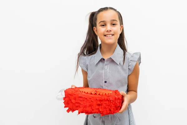 Foto de pequena senhora sonhadora segurar pinata isolado fundo branco — Fotografia de Stock