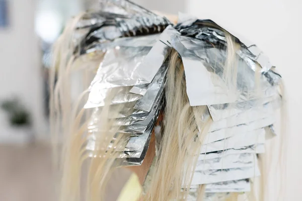 Frauen mit vereitelten Haaren in Schönheitssalon — Stockfoto