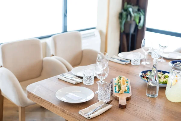 Deliciosos platos sobre la mesa en el restaurante. mesa de servicio. nitidez en las gafas — Foto de Stock