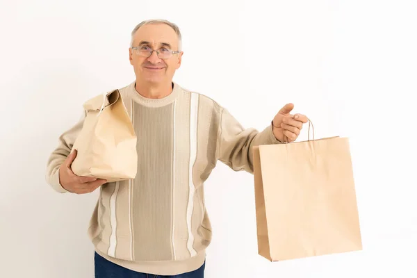 Pensionista idoso aposentado segurando um pacote. — Fotografia de Stock