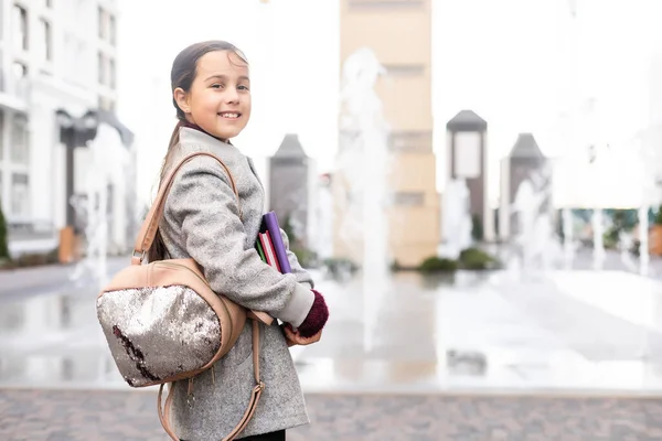 Mooi klein schoolmeisje met een rugzak — Stockfoto