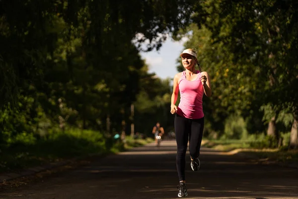 Jogging mulher correndo no parque — Fotografia de Stock