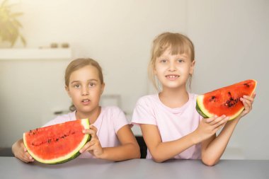 Komik küçük kız evde taze sulu karpuz yeme