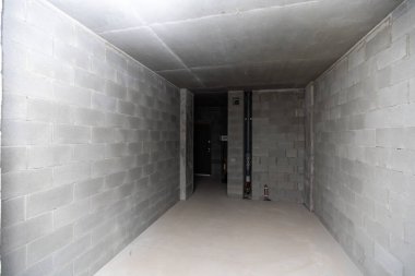 Dairenin içini bitirmeden. Yeni bir evde tadilatsız bir daire.