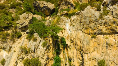 Beyaz arka planda büyük bir kaya izole edilmiş. Bunun kırpma yolu var.