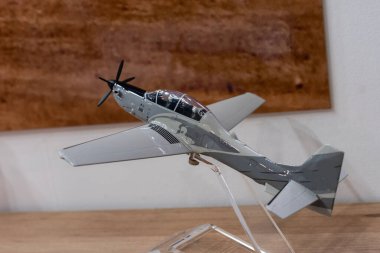 askeri uçak modeli, Oyuncak Uçak