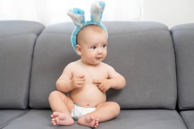 Tavşan kulaklı yeni doğmuş bebek. Paskalya Tatili