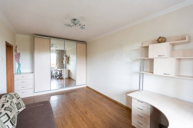 Resimlerle dolu küçük ve rahat bir oturma odası.