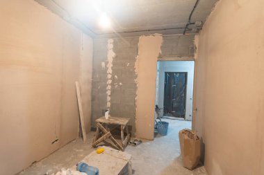 Yeni dairenin köşesindeki duvar kağıtları.