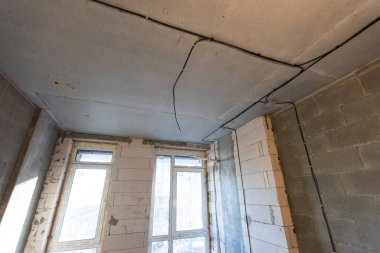 Dairede alçıpan duvarları yapmak için metal çerçeveler - alçıpan - alçıpan için çalışma süreci inşaat, yenileme, yenileme, yenileme, uzatma, restorasyon ve yeniden yapılanma aşamasında