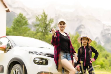 Dağlarda yaşayan mutlu bir sürücü kadın. Yaz tatilleri konsepti