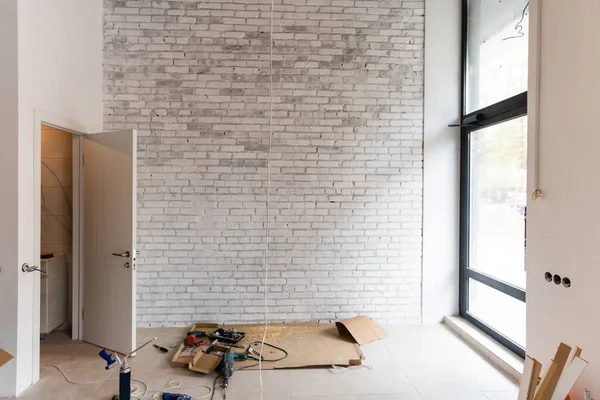 Renovasi kamar dengan jendela perbelanjaan - toko kosong dengan lantai kayu dan dinding putih — Stok Foto