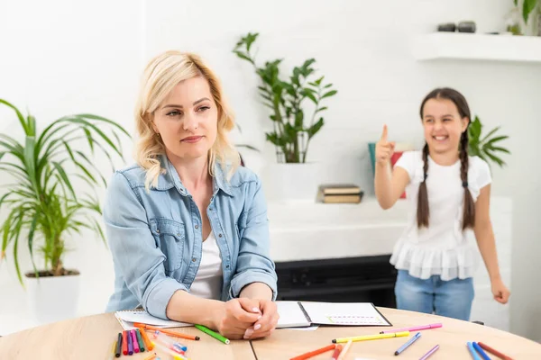 Una madre che aiuta sua figlia con i compiti — Foto Stock