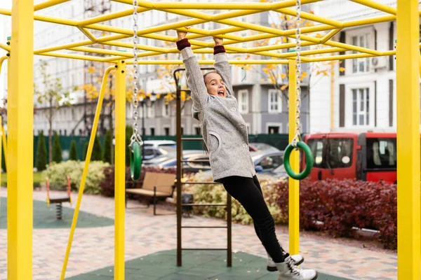 Retrato de uma menina estudante no parque infantil — Fotografia de Stock