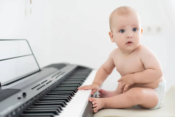 Vackra lilla pojke lärande spelar piano — Stockfoto