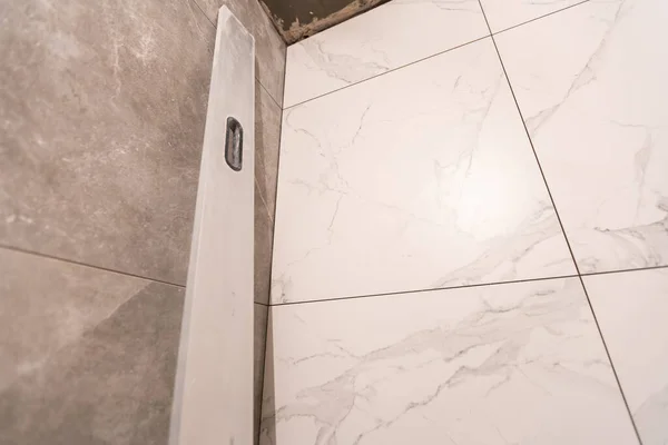 Badkamer renovatie en tegelwerk. Keramische vloertegels leggen — Stockfoto