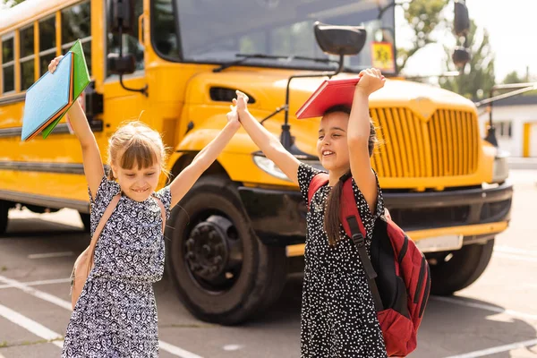 Niños escolares adorables corriendo al autobús escolar — Foto de Stock