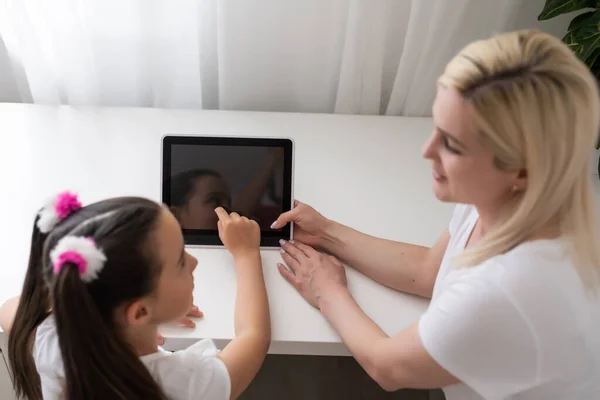 아동 온라인 교육. 취학 전에 비디오 강의 시간에 집에서 채팅하는 모습을 보고 있는 어머니와 딸. — 스톡 사진