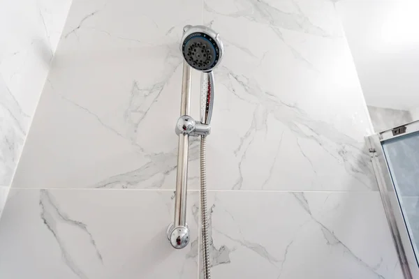 Verchroomde douche mixer in de grijze badkamer — Stockfoto