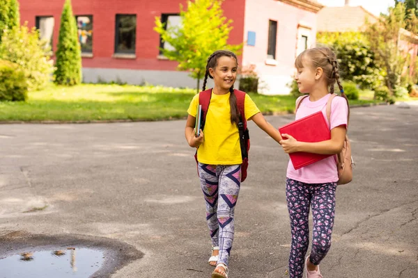 Onderwijs: Lachende studentenvrienden klaar voor school — Stockfoto