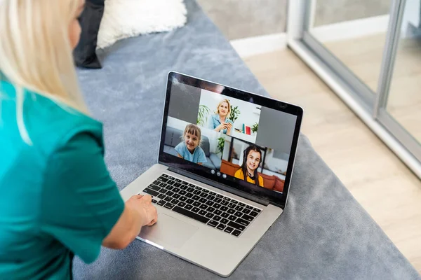 Egy lány videó konferencia boldog női tanár a laptopon — Stock Fotó