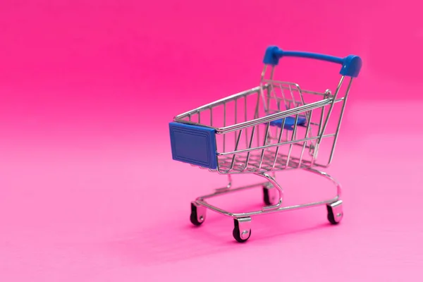 Shopping cart isolated on pink background — Stock Photo, Image