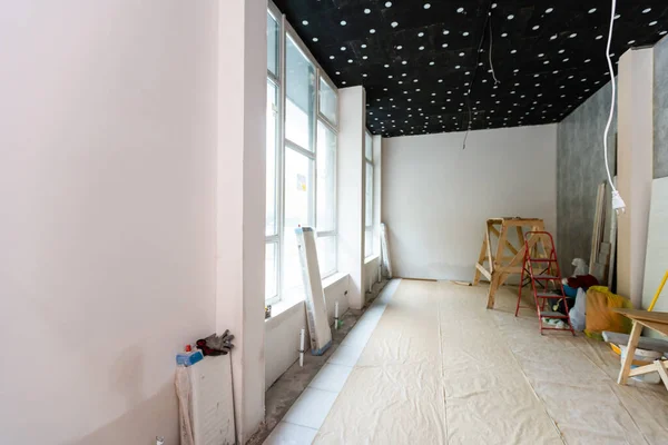 Renovación del hogar en habitación llena de herramientas de pintura — Foto de Stock