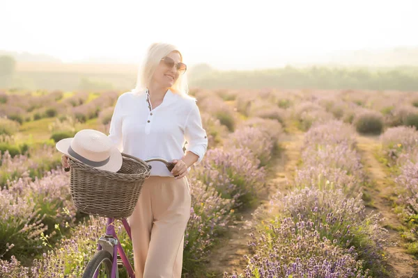 ラベンダー畑の美しい女性 — ストック写真