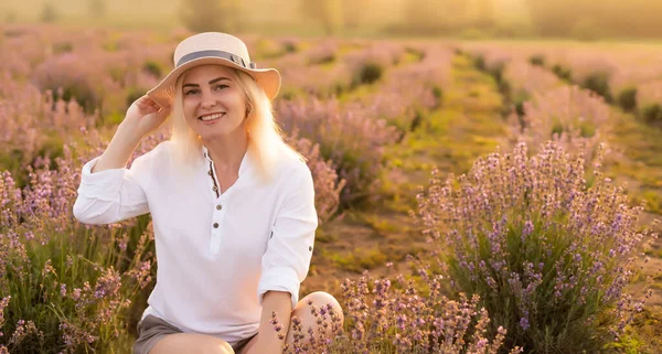 背景に日の出とラベンダー畑に立つ若い女性 — ストック写真