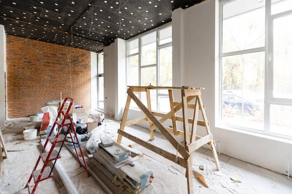 Los trabajadores están instalando placas de yeso para paredes de yeso en el apartamento está en construcción, remodelación, renovación, extensión, restauración y reconstrucción — Foto de Stock