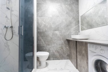 Gri fayanslı modern banyo, pürüzsüz, lüks iç döşeme.