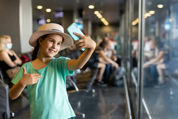 Niña con maleta de viaje en el aeropuerto, los niños viajan — Foto de Stock